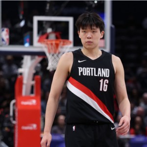 半岛体育app下载-杨瀚森NBA生涯季后赛首胜：全场遭弃用躺赢 回主场后能否登场？